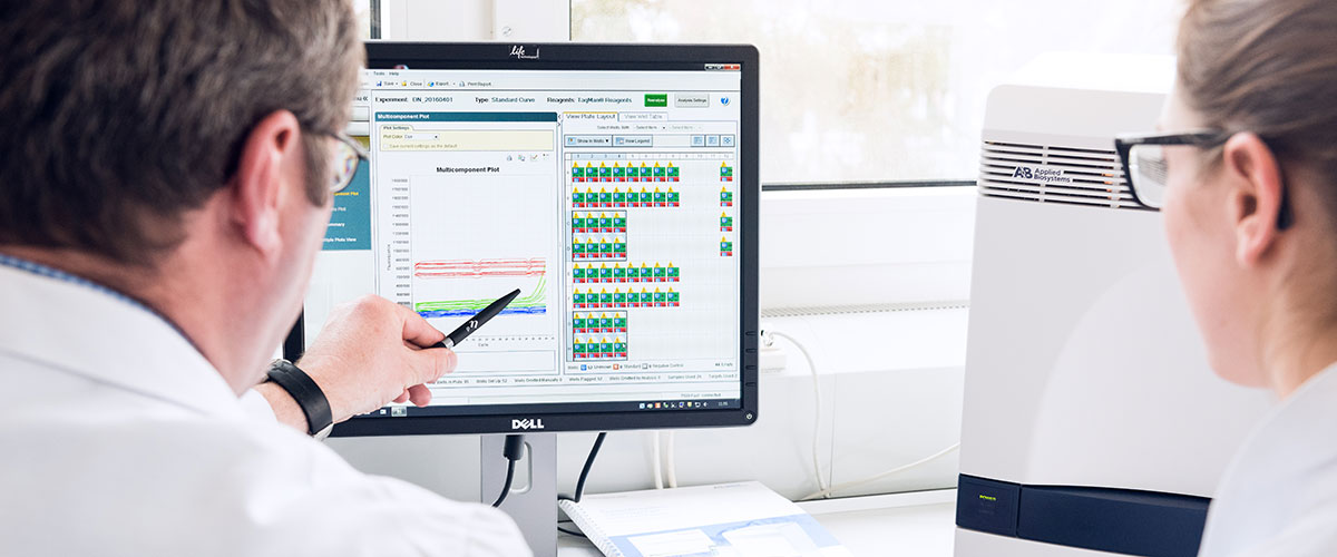 Forscher vor Monitor